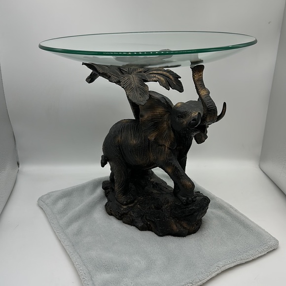 Table-Top Resin Elephant Replica with Palm Tree Holding up Clear Glass Disc Bowl - Picture 5 of 12